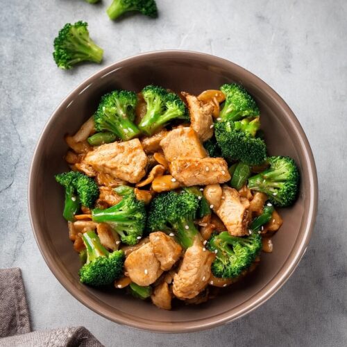 Quick and healthy Chicken and Broccoli Stir Fry, featuring tender chicken and crisp broccoli florets tossed in a savory garlic and soy sauce. This easy one-pan dish is packed with flavor and comes together in just minutes, making it the perfect meal for busy weeknights. Serve with steamed rice for a satisfying, nutritious dinner that’s sure to please the whole family