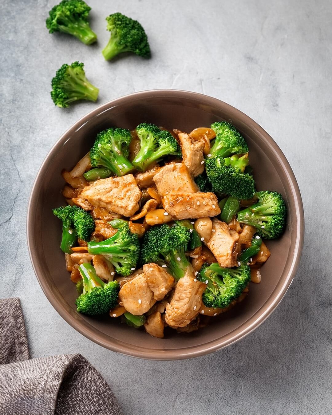 Quick and healthy Chicken and Broccoli Stir Fry, featuring tender chicken and crisp broccoli florets tossed in a savory garlic and soy sauce. This easy one-pan dish is packed with flavor and comes together in just minutes, making it the perfect meal for busy weeknights. Serve with steamed rice for a satisfying, nutritious dinner that’s sure to please the whole family