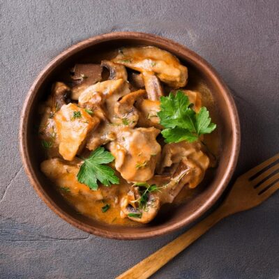 Succulent Mushroom Chicken, featuring tender chicken breasts smothered in a rich, savory mushroom sauce. This one-pan dish combines juicy chicken with sautéed mushrooms, garlic, and herbs, creating a flavorful meal that’s perfect for busy weeknights or special occasions. Serve with mashed potatoes or rice to soak up the creamy mushroom sauce for a comforting and satisfying dinner.