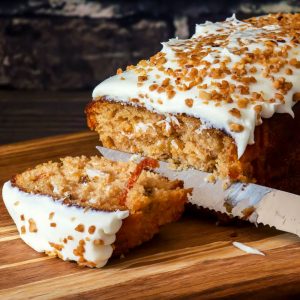 delicious carrot cake banana bread made with no refined sugar, plump raisins, and an easy and delish vegan cashew cream cheese frosting! Enjoy for breakfast or to bring to a holiday brunch!