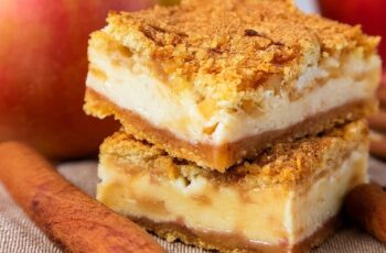 These Apple Crisp Cream Cheese Bars are the ultimate fall dessert! 🍏🍂 With a creamy, tangy layer of cream cheese and a buttery, cinnamon-spiced apple filling, they combine the best of an apple crisp and cheesecake in one delicious bite. The crumbly oat topping adds the perfect crunch, making them an irresistible treat to enjoy with family or friends