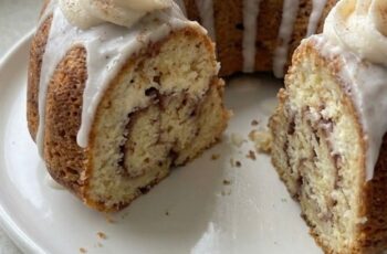 Moist Cinnamon Roll Bundt Cake with Delicious Vanilla Icing