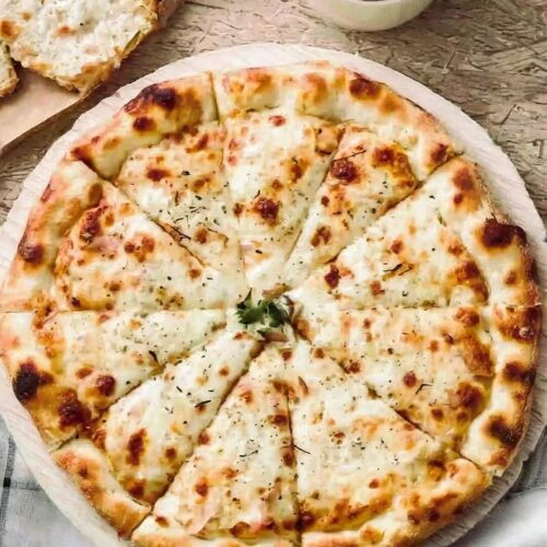 Delicious Chicken Alfredo Pizza topped with tender grilled chicken, creamy Alfredo sauce, and a blend of melted mozzarella and parmesan cheeses. This mouthwatering pizza features a golden, crispy crust, with a rich, garlicky flavor in every bite. Perfect for a family dinner or a cozy night in, this pizza combines the classic taste of chicken Alfredo with the comfort of a pizza.