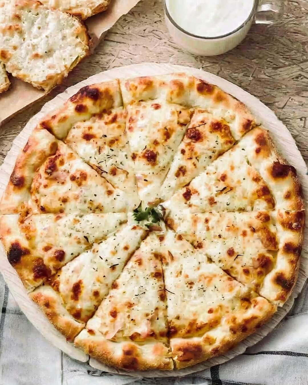 Delicious Chicken Alfredo Pizza topped with tender grilled chicken, creamy Alfredo sauce, and a blend of melted mozzarella and parmesan cheeses. This mouthwatering pizza features a golden, crispy crust, with a rich, garlicky flavor in every bite. Perfect for a family dinner or a cozy night in, this pizza combines the classic taste of chicken Alfredo with the comfort of a pizza.