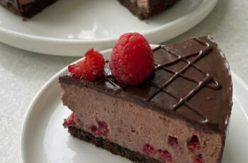 Best Raspberry Chocolate Cheesecake – Smooth, Fruity & Chocolatey