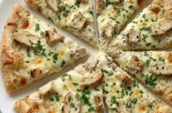 Cheesy Chicken Alfredo Pizza You’ll Make on Repeat