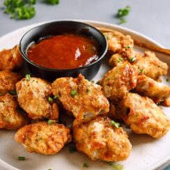 Today, I’m excited to share a recipe that’s perfect for any meal or snack: Garlic Butter Chicken Bites. 🍗🧄 Imagine tender, juicy chicken bites, perfectly seasoned and cooked in a rich, buttery garlic sauce. These bites are not only delicious but also incredibly easy to make. They’re perfect for a quick dinner, a party appetizer, or even a tasty snack. Whether you’re hosting friends or enjoying a quiet night in, these Garlic Butter Chicken Bites are sure to impress. Let’s dive into the recipe and bring some savory goodness to your table!