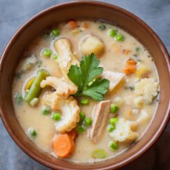 This Chicken Pot Pie Soup is a cozy and comforting dish that captures all the flavors of the classic pot pie in a hearty soup form! Tender chunks of chicken are simmered with carrots, peas, and potatoes in a creamy, savory broth infused with herbs and spices. Topped with flaky biscuit pieces or crunchy crackers, this soup brings together the warmth and nostalgia of a homemade pot pie in every spoonful. Perfect for chilly nights or whenever you need a comforting meal, this Chicken Pot Pie Soup is sure to become a family favorite.