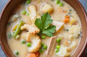 This Chicken Pot Pie Soup is a cozy and comforting dish that captures all the flavors of the classic pot pie in a hearty soup form! Tender chunks of chicken are simmered with carrots, peas, and potatoes in a creamy, savory broth infused with herbs and spices. Topped with flaky biscuit pieces or crunchy crackers, this soup brings together the warmth and nostalgia of a homemade pot pie in every spoonful. Perfect for chilly nights or whenever you need a comforting meal, this Chicken Pot Pie Soup is sure to become a family favorite.