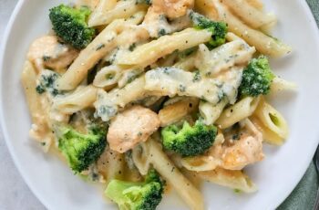 This Chicken and Broccoli Pasta is a delicious way to enjoy a wholesome, flavorful meal! 🍝🥦 Juicy chicken, tender pasta, and perfectly cooked broccoli come together in a rich, creamy sauce that’s easy to make and so satisfying. Whether you're meal prepping for the week or whipping up a quick dinner, this dish is a crowd-pleaser that’s packed with comforting flavors.