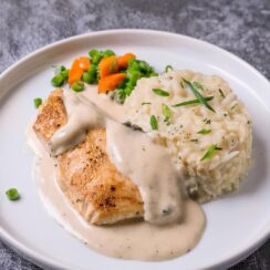 Whether you’re hosting a dinner party, preparing a weeknight meal, or looking for a comforting and delicious dinner option, Chicken with Creamy Mushroom Sauce is the perfect choice. The combination of creamy sauce and tender chicken makes it a crowd-pleaser that everyone will enjoy.