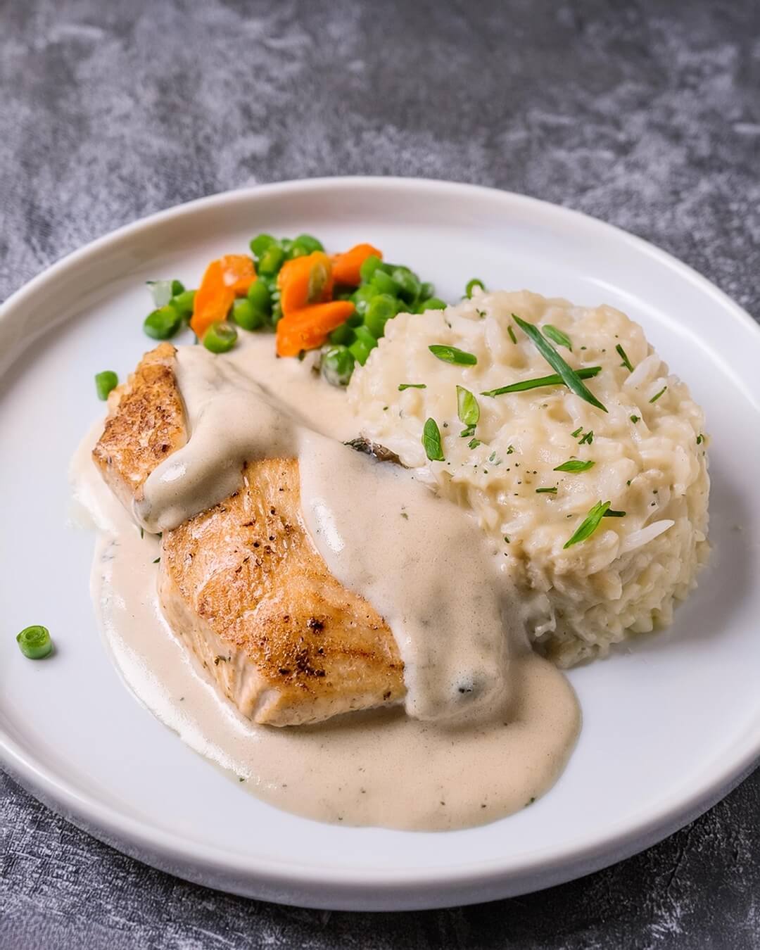 Whether you’re hosting a dinner party, preparing a weeknight meal, or looking for a comforting and delicious dinner option, Chicken with Creamy Mushroom Sauce is the perfect choice. The combination of creamy sauce and tender chicken makes it a crowd-pleaser that everyone will enjoy.