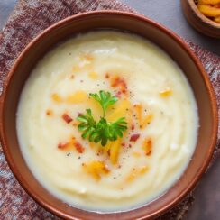 This Creamy Potato Soup is pure comfort in a bowl, offering a rich, velvety texture and the perfect balance of flavors. Made with tender potatoes, simmered in a creamy broth with hints of garlic and onion, it’s hearty yet smooth. Each bite melts in your mouth, while crispy bacon crumbles, shredded cheese, and fresh chives on top add an extra layer of deliciousness. Whether served on a chilly evening or as a comforting lunch, this creamy potato soup will warm you from the inside out.