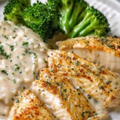 This Creamy Ranch Chicken is a comforting, flavor-packed dish that’s sure to be a family favorite! 🍗🥛✨ Juicy chicken breasts are smothered in a rich, creamy ranch sauce, bringing a tangy, herby flavor to every bite. It’s an easy-to-make meal that pairs perfectly with mashed potatoes, rice, or veggies for a cozy and satisfying dinner.