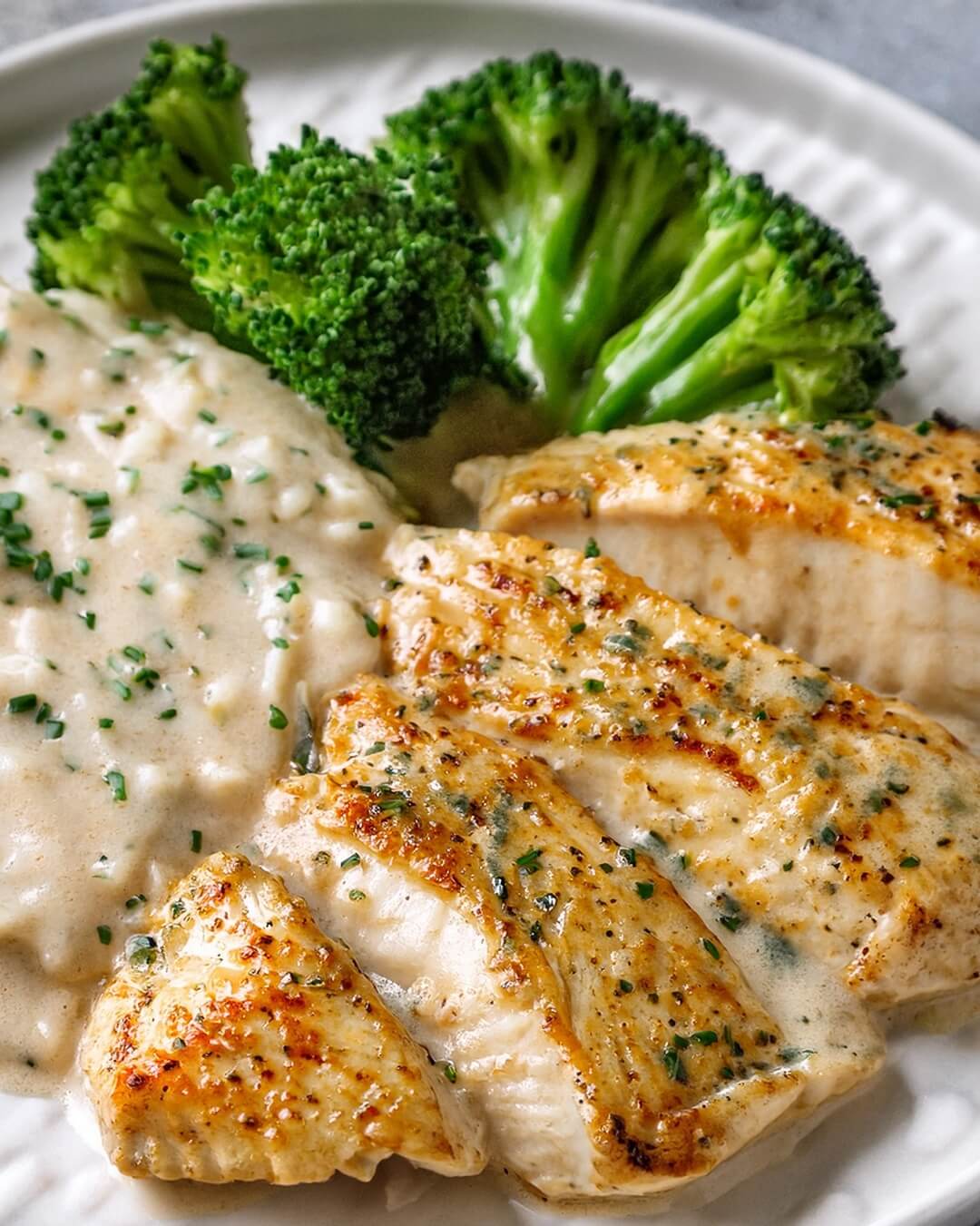 This Creamy Ranch Chicken is a comforting, flavor-packed dish that’s sure to be a family favorite! 🍗🥛✨ Juicy chicken breasts are smothered in a rich, creamy ranch sauce, bringing a tangy, herby flavor to every bite. It’s an easy-to-make meal that pairs perfectly with mashed potatoes, rice, or veggies for a cozy and satisfying dinner.