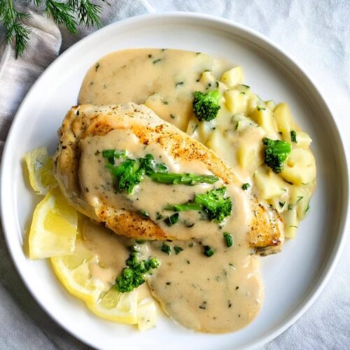 This Garlic Parmesan Chicken is a mouthwatering dish that brings together tender chicken and rich flavors! 🐔🧄🧀 Juicy, perfectly seasoned chicken breasts are coated in a buttery garlic and Parmesan sauce that’s simply irresistible. It’s a quick and easy dinner option that pairs beautifully with pasta, rice, or a fresh side salad. Who's ready to savor every bite? Check out the recipe and get ready to delight your taste buds!
