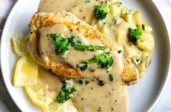 This Garlic Parmesan Chicken is a mouthwatering dish that brings together tender chicken and rich flavors! 🐔🧄🧀 Juicy, perfectly seasoned chicken breasts are coated in a buttery garlic and Parmesan sauce that’s simply irresistible. It’s a quick and easy dinner option that pairs beautifully with pasta, rice, or a fresh side salad. Who's ready to savor every bite? Check out the recipe and get ready to delight your taste buds!