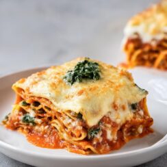 These Lasagna Roll Ups are a fun twist on a classic favorite! 🍝✨ Packed with creamy ricotta, gooey mozzarella, and your favorite marinara sauce, each roll is like a little gift of cheesy goodness. They’re easy to assemble and perfect for feeding a crowd or enjoying as leftovers. Ready to impress your family or guests? Dive into the recipe and roll your way to a delicious dinner! 🍽️
