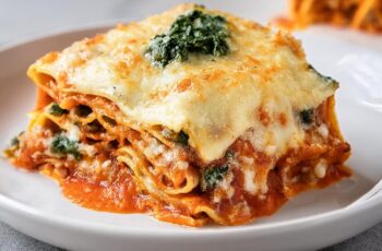 These Lasagna Roll Ups are a fun twist on a classic favorite! 🍝✨ Packed with creamy ricotta, gooey mozzarella, and your favorite marinara sauce, each roll is like a little gift of cheesy goodness. They’re easy to assemble and perfect for feeding a crowd or enjoying as leftovers. Ready to impress your family or guests? Dive into the recipe and roll your way to a delicious dinner! 🍽️