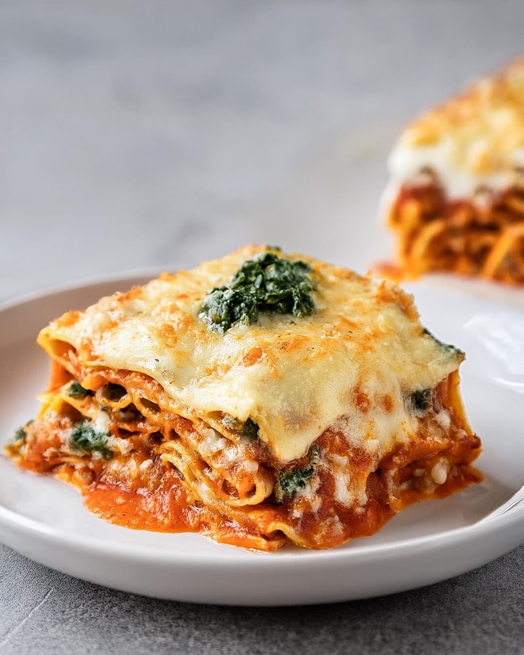 These Lasagna Roll Ups are a fun twist on a classic favorite! 🍝✨ Packed with creamy ricotta, gooey mozzarella, and your favorite marinara sauce, each roll is like a little gift of cheesy goodness. They’re easy to assemble and perfect for feeding a crowd or enjoying as leftovers. Ready to impress your family or guests? Dive into the recipe and roll your way to a delicious dinner! 🍽️