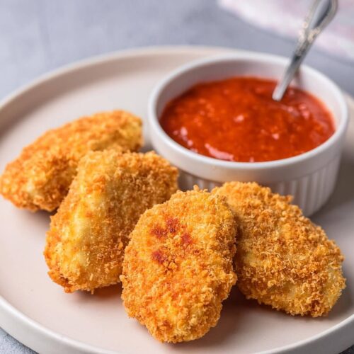 This Parmesan Crusted Chicken is crispy on the outside and tender on the inside, making it a perfect dinner favorite! 🧀🐔 Juicy chicken are coated in a flavorful Parmesan and breadcrumb mixture, then baked or pan-fried to golden perfection. Each bite is crunchy, cheesy, and full of savory goodness. Whether served with pasta, salad, or veggies, this dish is easy to make and always a hit.