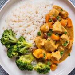 This Slow Cooker Chicken Curry combines tender chicken, sweet potatoes, and red bell peppers in a spiced coconut sauce that’s both creamy and vibrant. With the curry powder’s warmth and smoked paprika’s depth, it’s a comforting meal with a hint of smokiness. Serve with rice, naan, or garnished with fresh cilantro for a delicious, easy-to-make curry.