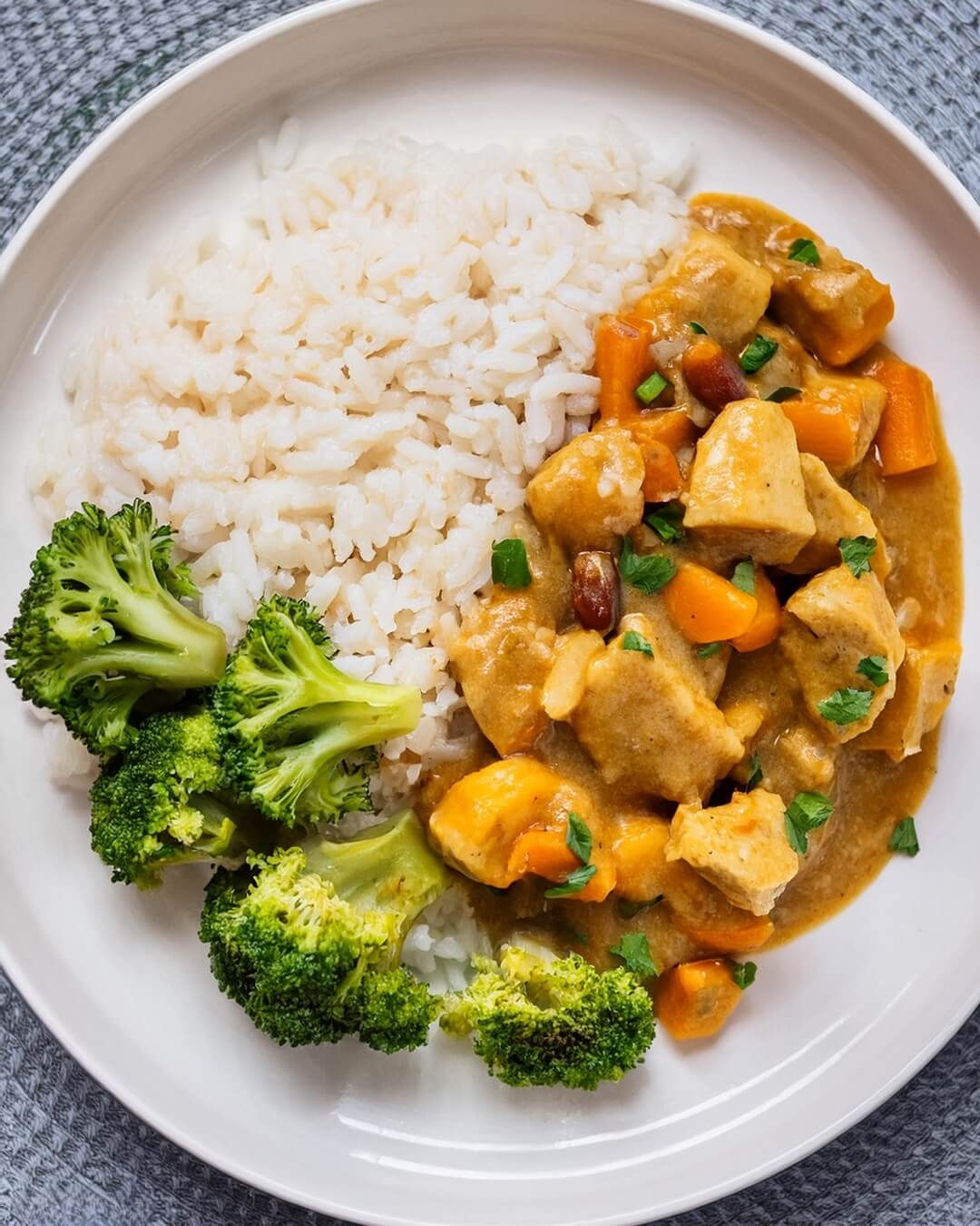 This Slow Cooker Chicken Curry combines tender chicken, sweet potatoes, and red bell peppers in a spiced coconut sauce that’s both creamy and vibrant. With the curry powder’s warmth and smoked paprika’s depth, it’s a comforting meal with a hint of smokiness. Serve with rice, naan, or garnished with fresh cilantro for a delicious, easy-to-make curry.