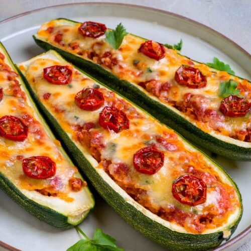 These Zucchini Pizza Boats are a fun and healthy twist on pizza night! 🍕🥒 Hollowed-out zucchinis are filled with your favorite pizza toppings—think marinara, gooey cheese, and pepperoni or veggies—then baked to perfection. They’re not just delicious; they’re also a great way to sneak in some veggies while satisfying your pizza cravings.