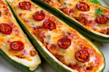 These Zucchini Pizza Boats are a fun and healthy twist on pizza night! 🍕🥒 Hollowed-out zucchinis are filled with your favorite pizza toppings—think marinara, gooey cheese, and pepperoni or veggies—then baked to perfection. They’re not just delicious; they’re also a great way to sneak in some veggies while satisfying your pizza cravings.