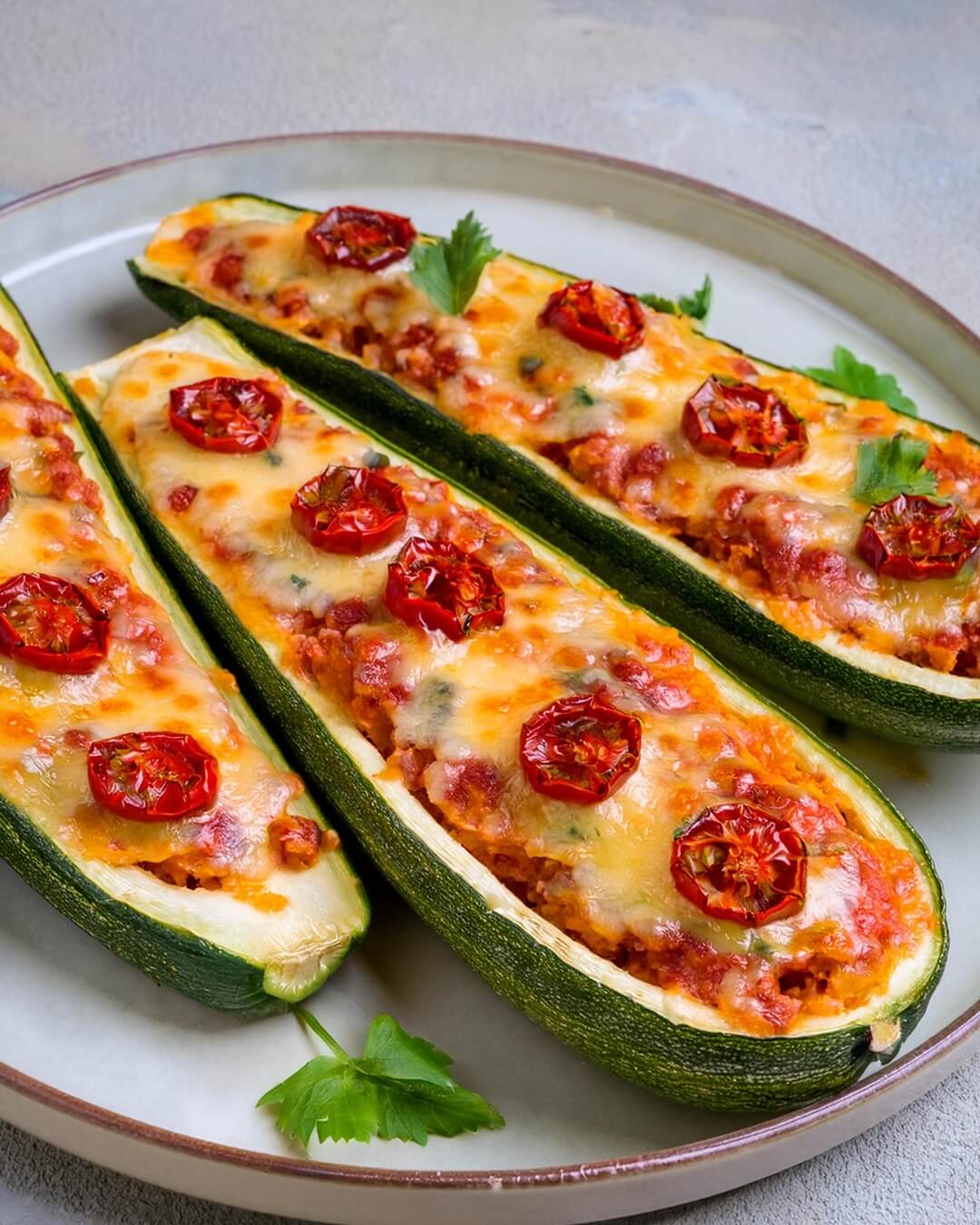 These Zucchini Pizza Boats are a fun and healthy twist on pizza night! 🍕🥒 Hollowed-out zucchinis are filled with your favorite pizza toppings—think marinara, gooey cheese, and pepperoni or veggies—then baked to perfection. They’re not just delicious; they’re also a great way to sneak in some veggies while satisfying your pizza cravings.