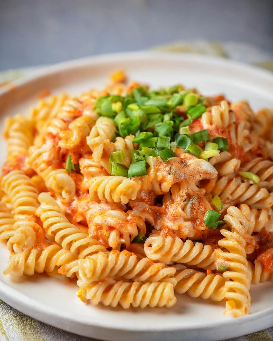 This Buffalo Chicken Pasta Salad combines tender pasta, juicy chicken, and crunchy red peppers in a spicy buffalo-ranch dressing. Finished with mozzarella and scallions, it’s a flavorful, creamy dish with just the right amount of heat.