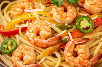 This easy Cajun prawn pasta delivers big flavor fast—prawns spiced with Cajun seasoning, creamy garlic sauce, veggies, and pasta all in under 25 minutes!