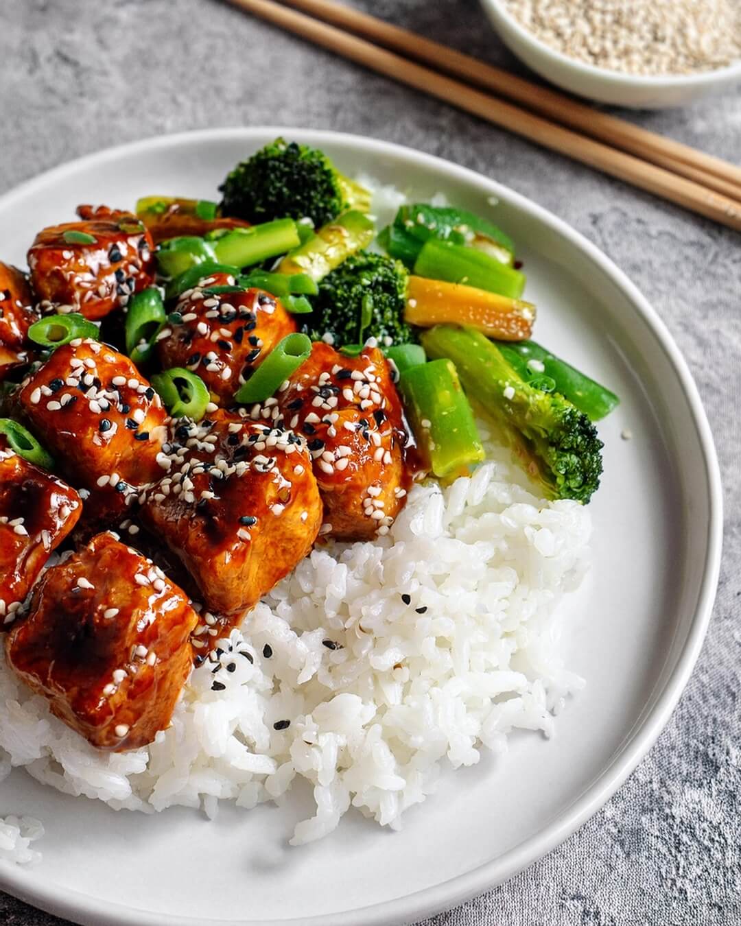 Teriyaki Salmon is a delicious and healthy dish that combines the rich flavor of salmon with a sweet and savory teriyaki glaze. Perfect for family dinners, special occasions, or a nutritious meal, this recipe is sure to impress.
