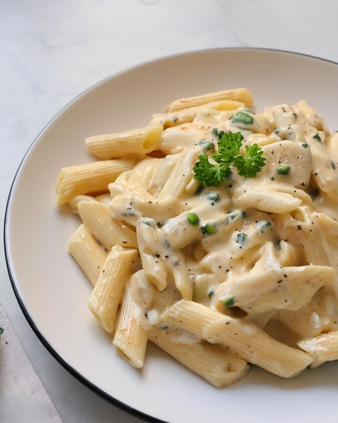 Craving a comforting, creamy meal without the fuss? This easy one-pan recipe delivers tender pasta, rich Alfredo sauce, juicy chicken, and sweet peas—all in one skillet! Perfect for busy weeknights or cozy nights in.