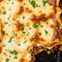 Perfect for weeknight dinners or meal prep, this Lasagna with Cottage Cheese layers tender noodles, hearty beef, and a creamy spinach filling with that perfect cheesy top. 🍝🧀🌿