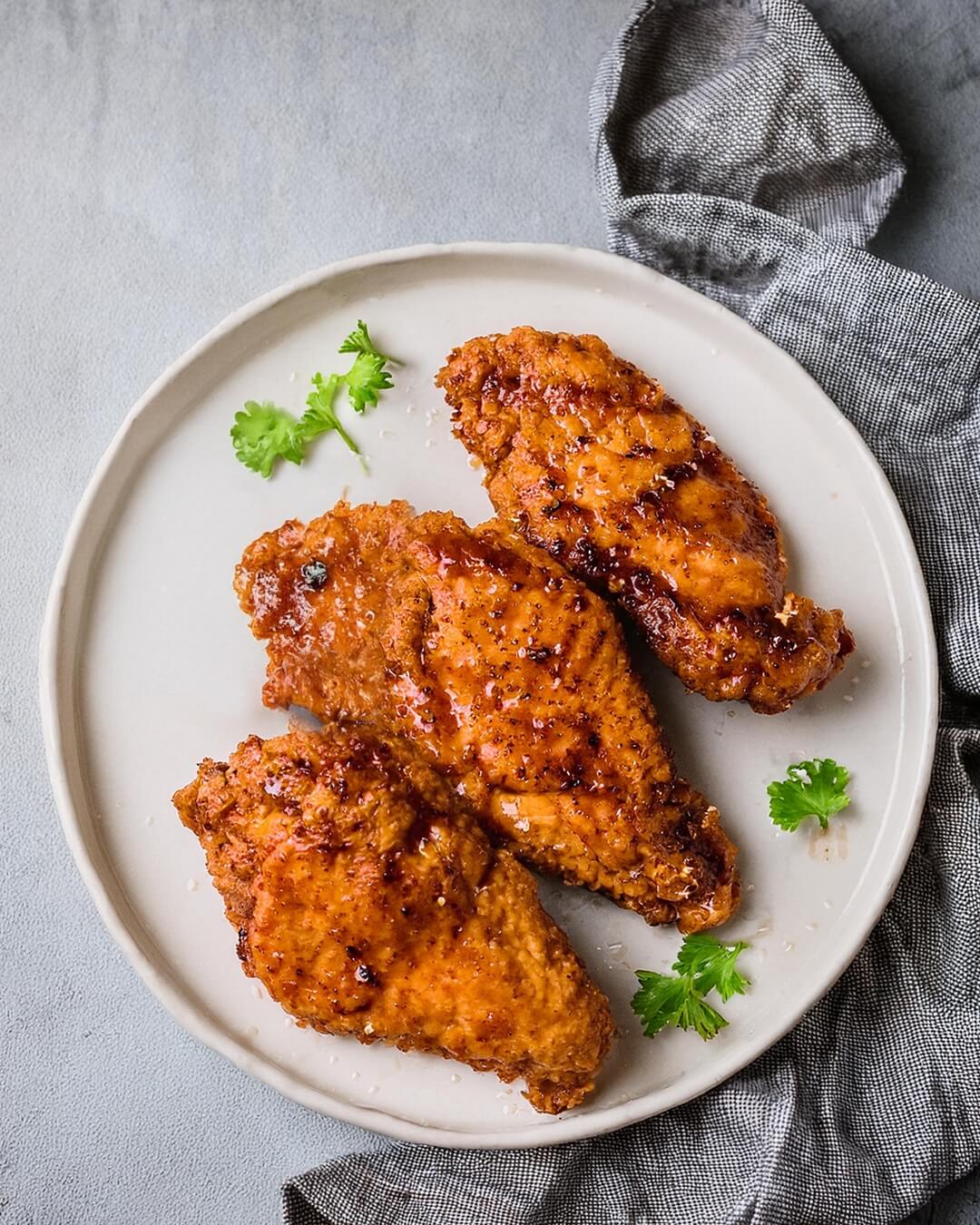 Crunchy Honey Buffalo Chicken features tender chicken coated in a crispy cornflake crust, seasoned with Parmesan and smoky spices. Drizzled with a sweet and spicy honey buffalo sauce, this dish offers a perfect balance of heat, sweetness, and crunch. Serve with ranch or blue cheese dressing and a sprinkle of green onions for an irresistible meal or appetizer!