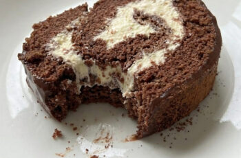 Easy Chocolate Swiss Roll Recipe with Rich Chocolate Flavor