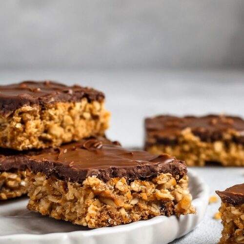 These No Bake Chocolate Peanut Butter Oatmeal Bars are naturally sweetened, packed with oats, and topped with dark chocolate bliss