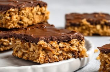 These No Bake Chocolate Peanut Butter Oatmeal Bars are naturally sweetened, packed with oats, and topped with dark chocolate bliss
