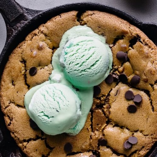 Peanut Butter Chocolate Chip Skillet Cookie is rich, gooey, and packed with melty chocolate and nutty flavor—your new favorite vegan dessert in one skillet! 🍪🍫