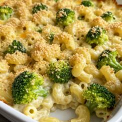 Baked Broccoli Macaroni and Cheese is creamy, crispy, and secretly light! A comfort food makeover loaded with broccoli and topped with a golden crust 🧀🥦