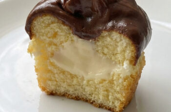 Boston Cream Cupcakes, Creamy Filled & Chocolate Topped