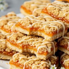 Buttery shortbread layered with golden apricot jam—these bars are sweet, tangy, and totally irresistible for tea time or dessert! 🍑🍪