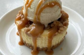 Easy Mini Apple Cheesecakes (With Cinnamon Streusel!)