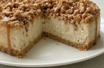 Apple Crumble Cheesecake That Combines Two Perfect Desserts