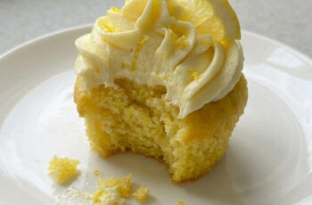 Lemon Cupcakes with Lemon Buttercream Frosting