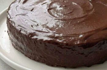 Easy Flourless Chocolate Cake with Deep Chocolate Flavor