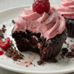 Easy Chocolate Cupcakes with Raspberry Buttercream – Rich, Moist & Irresistible
