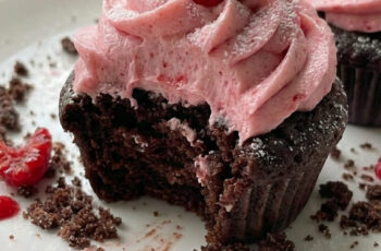 Easy Chocolate Cupcakes with Raspberry Buttercream – Rich, Moist & Irresistible