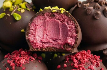 Easy Raspberry Truffles Recipe (6 Ingredients Only!)